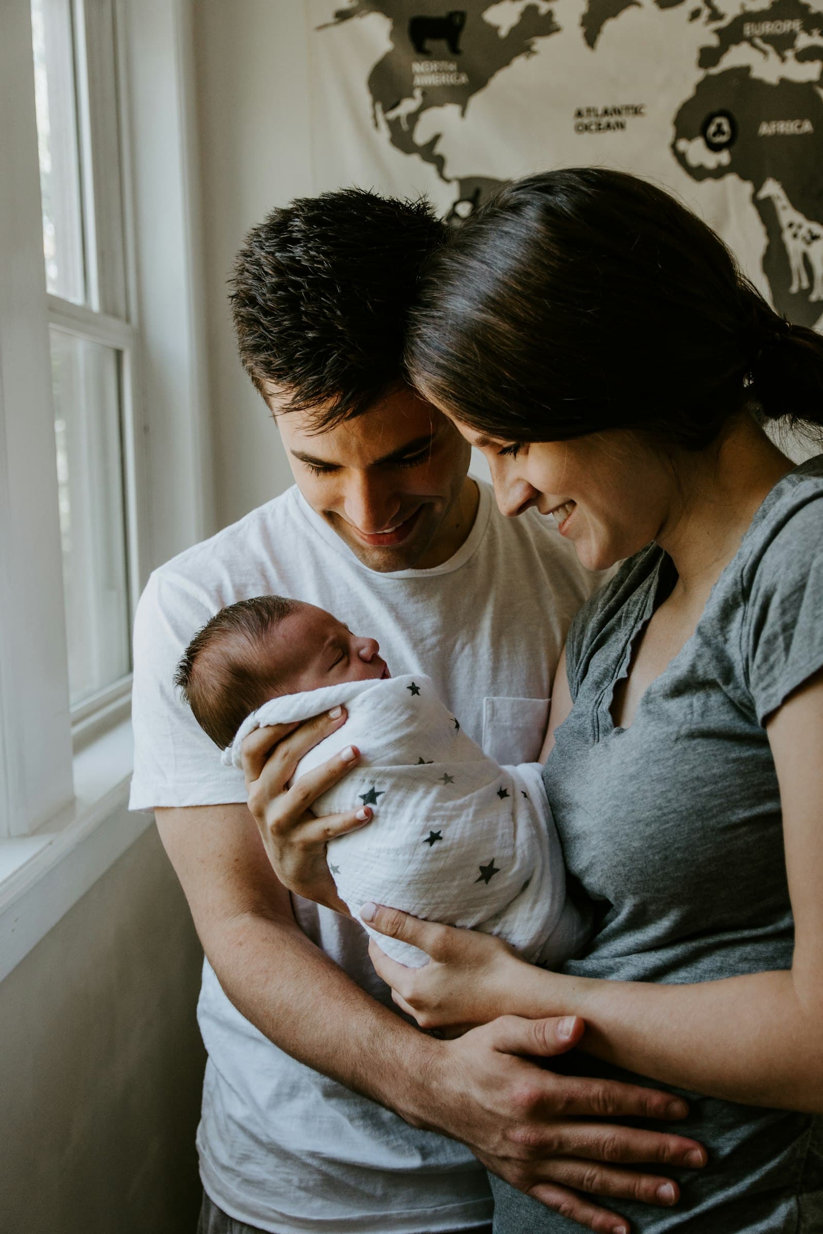 Família acolhendo um recém-nascido