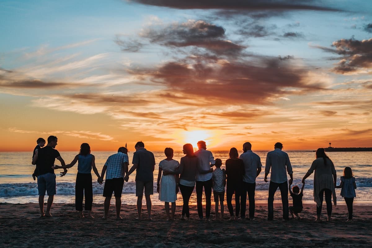 Família reunida ao entardecer, simbolizando cuidado e bem-estar ao longo da vida